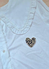 Charger l'image dans la galerie, Broche coeur léopard
