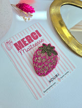 Charger l'image dans la galerie, Broche "Graou Fraisou" – Merci Maîtresse 🍓✨
